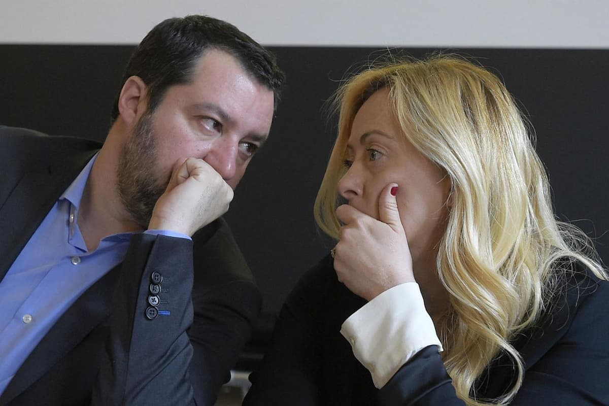 Matteo Salvini parla con Giorgia Meloni coprendosi la bocca
