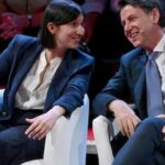 Elly Schlein e Giuseppe Conte sulle poltroncine di uno studio tv. uniti contro la destra