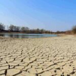 Terra arsa, zolle spaccete nel letto di un fiume, la grande sete