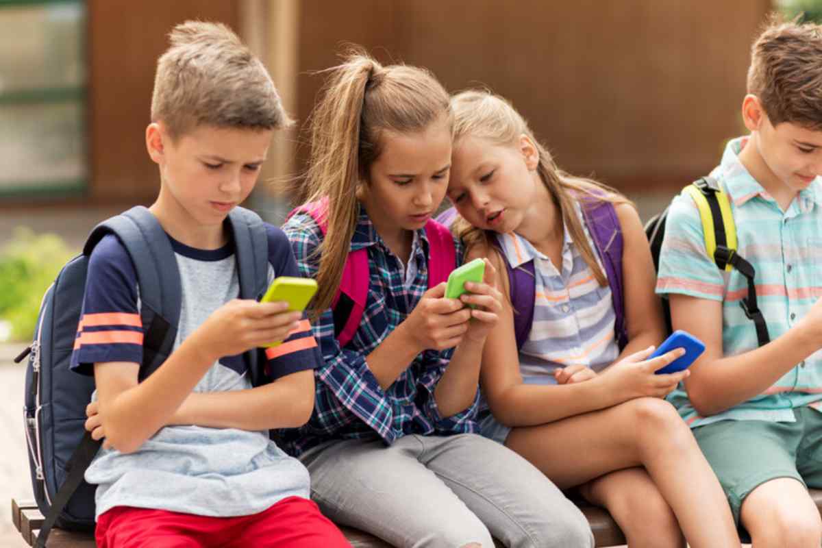 studenti con lo smartphone a scuola