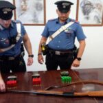 I carabinieri con il fucile sequestrato