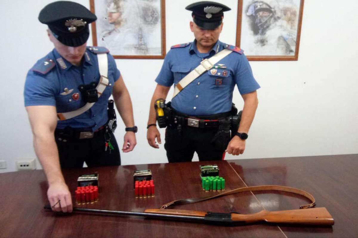 I carabinieri con il fucile sequestrato