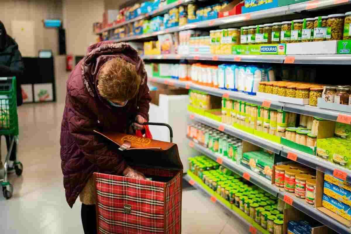 signora fa la spesa al supermercato