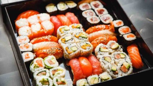un piatto misto di sushi