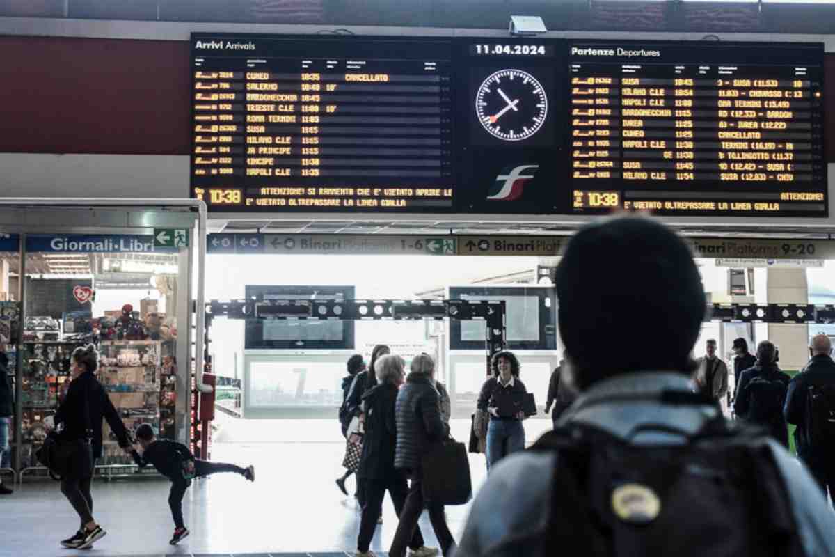 tabellone in stazione con orari dei treni 