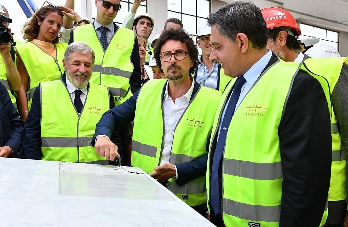 Giovanni Toti in foto d'archivio col ministro Toninelli e il sindaco Bucci in gilet giallo