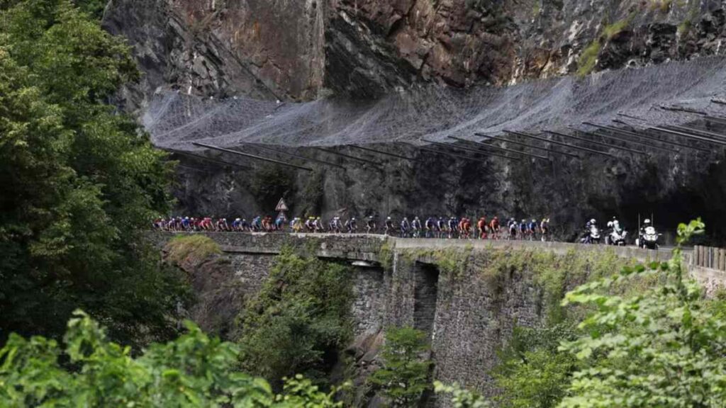 Un momento della tappa del Tour sui Pirenei