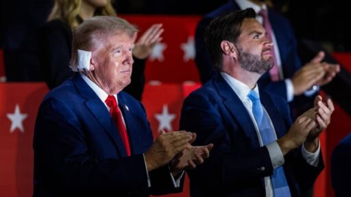 Trump e Vance sul palco della convention del partito repubblicano