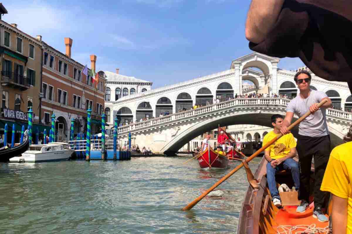 turisti in gondola a venezia