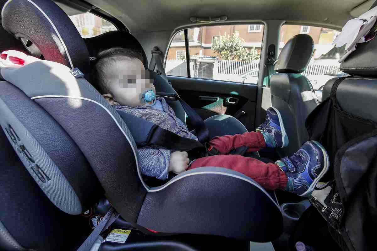 un bimbo in auto