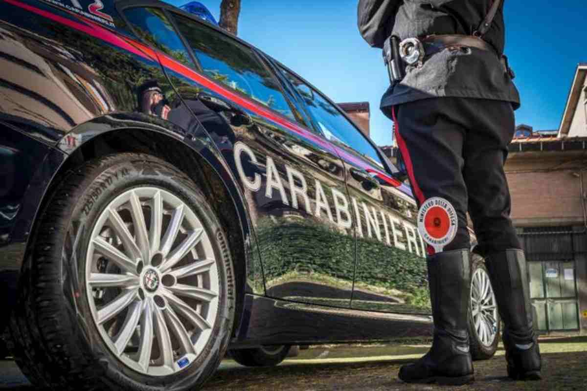 un carabiniere vicino ad auto di servizio