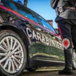 un carabiniere vicino ad auto di servizio