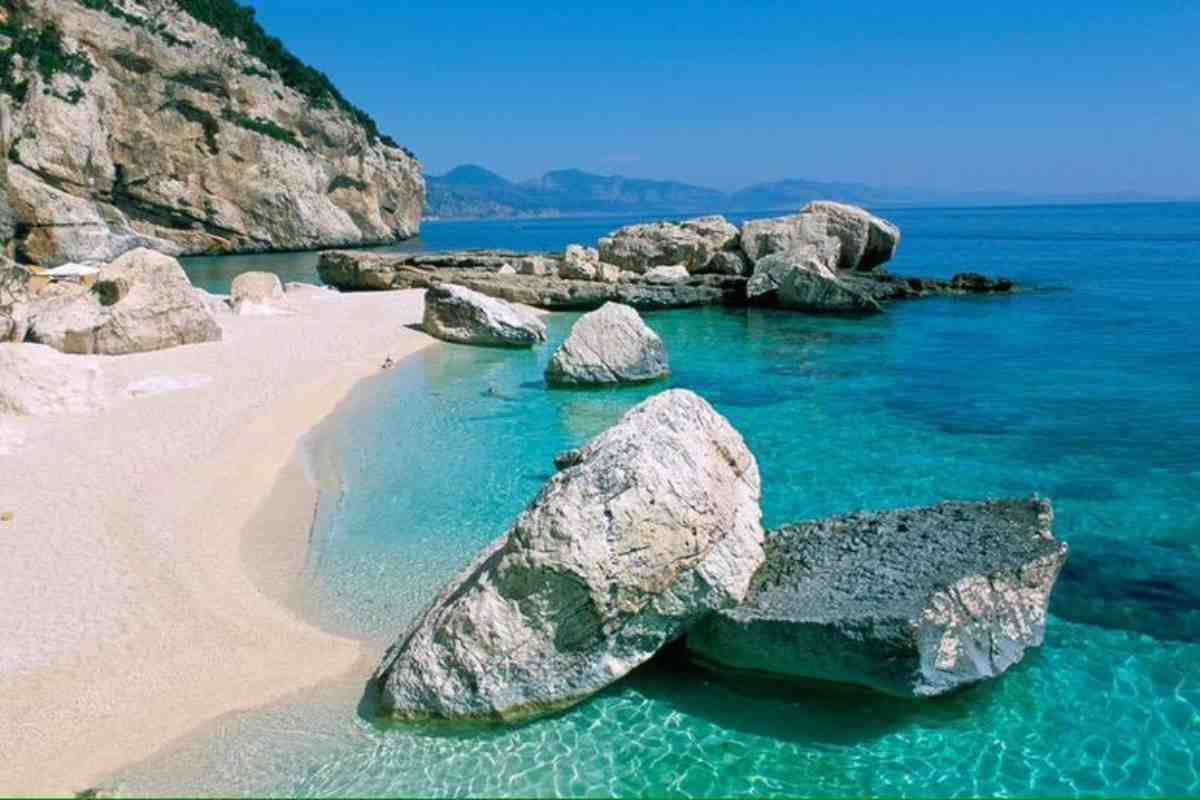 una spiaggia in sardegna