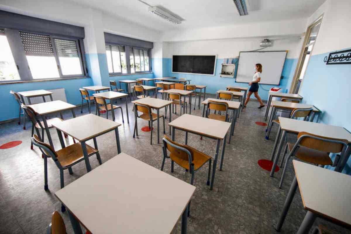 un'aula vuota a scuola