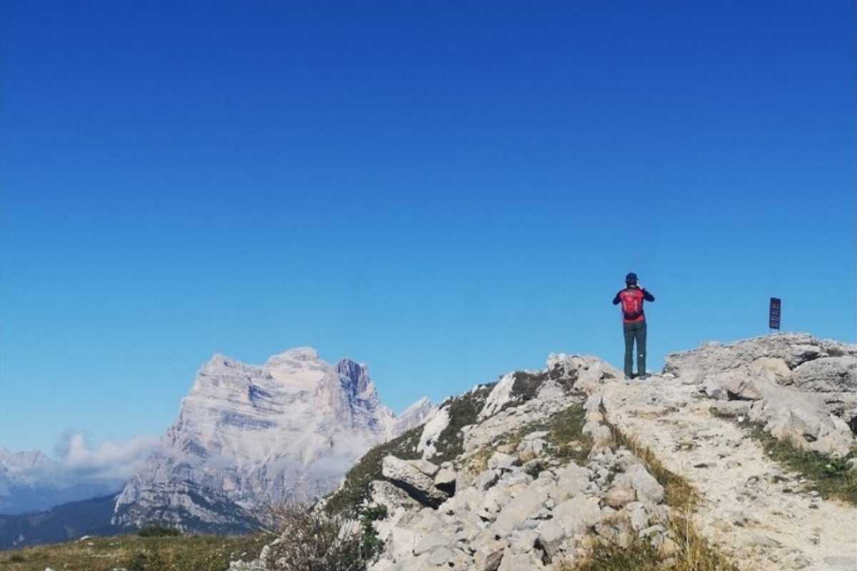 uno scalatore in cima ad una montagna