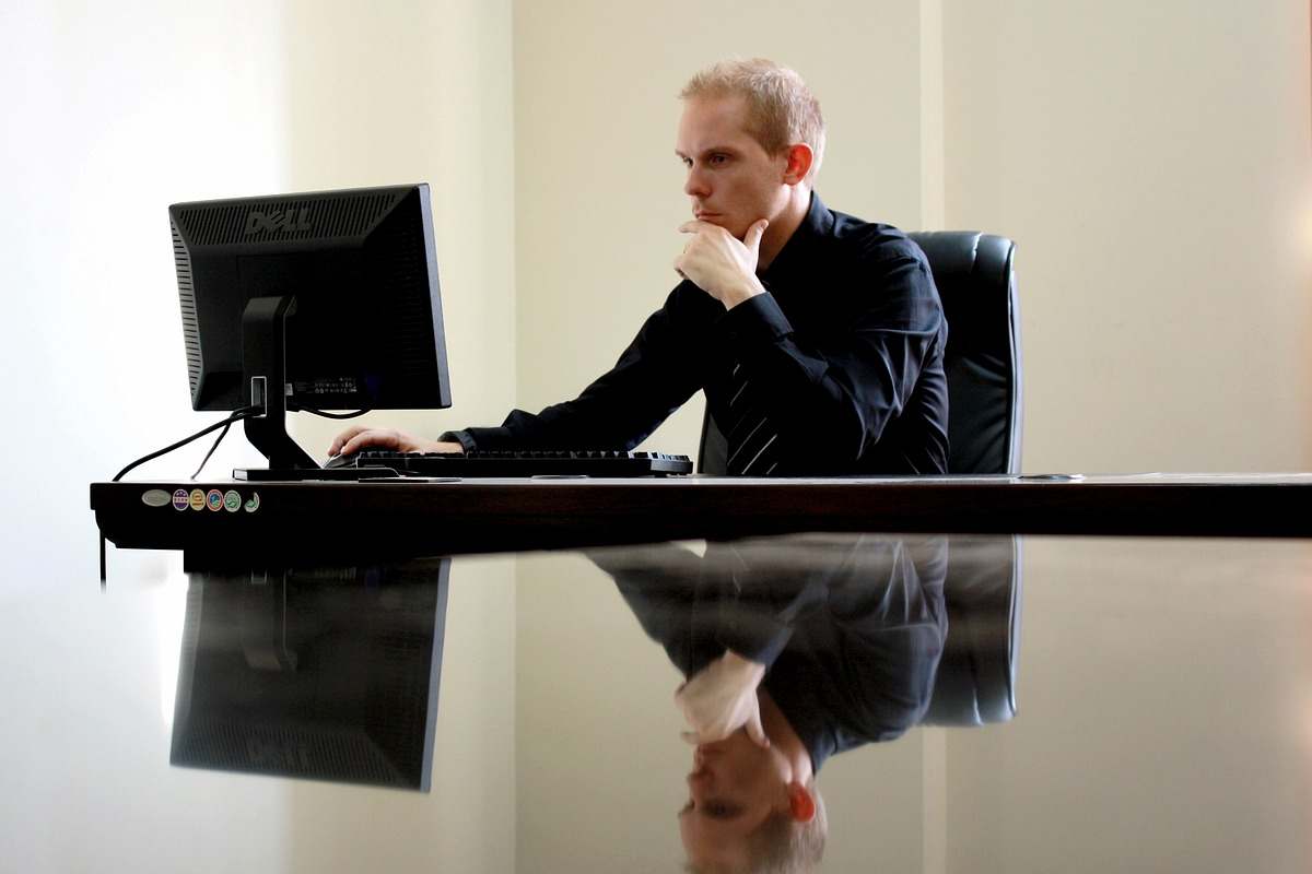 Uomo che lavora al computer in un ufficio