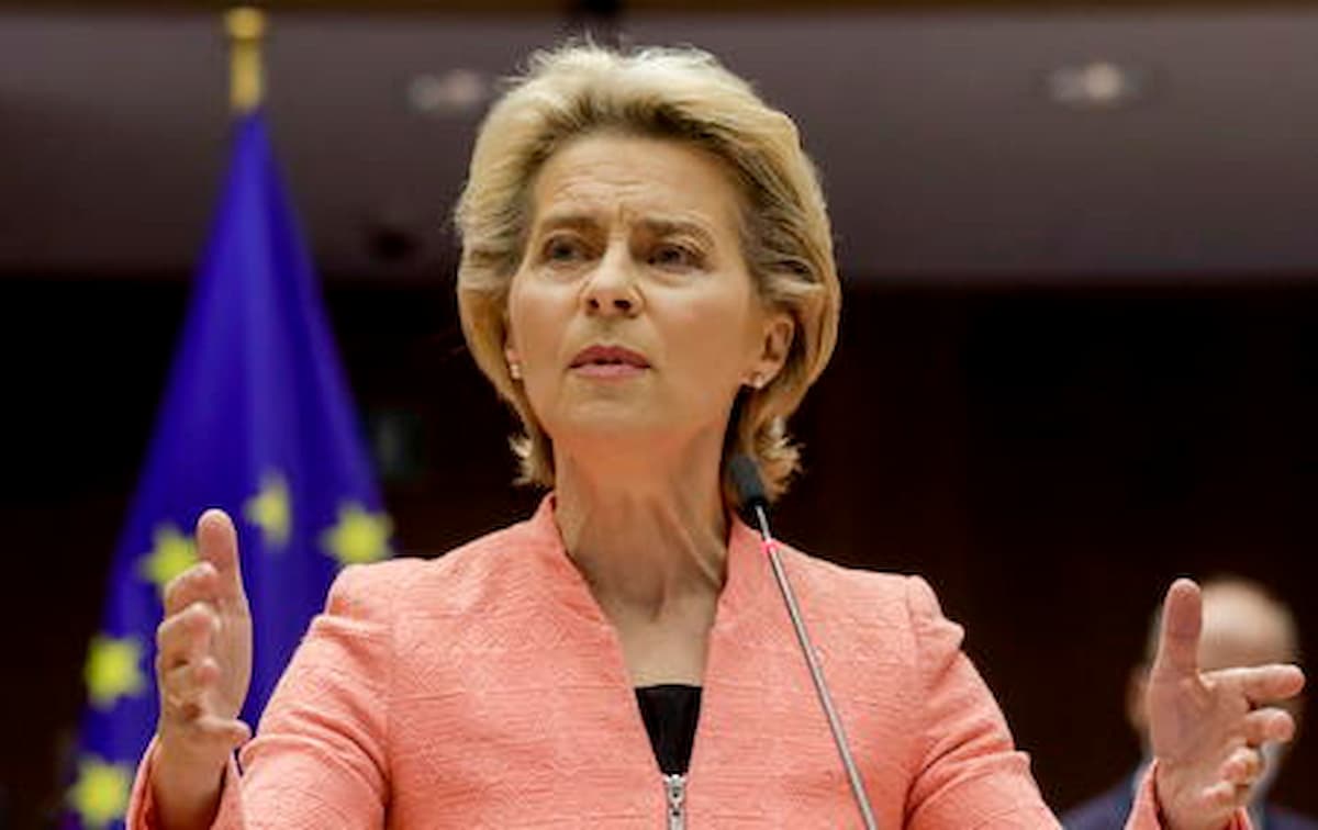 Ursula von der Leyen parla con autorità davanti alla bandiera europea