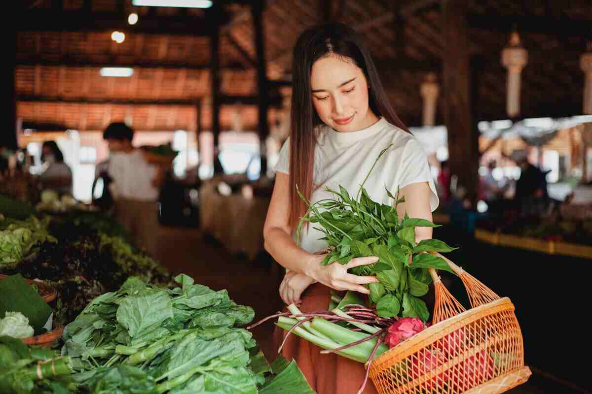 ragazza al mercato acquista verdure