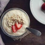 Yogurt con cereali e fragole