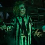 Michael Keaton in una scena del film Beetlejuice Beetlejuice