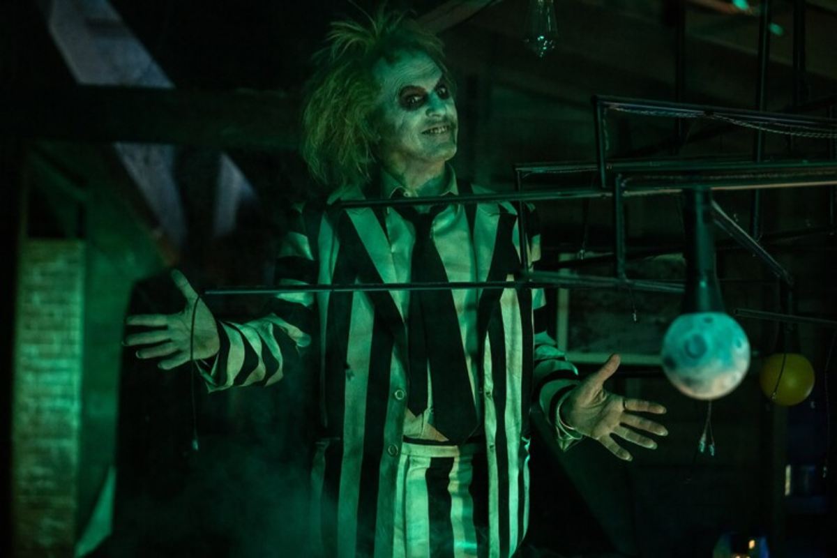 Michael Keaton in una scena del film Beetlejuice Beetlejuice