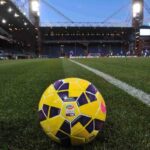 Pallone in stadio vuoto