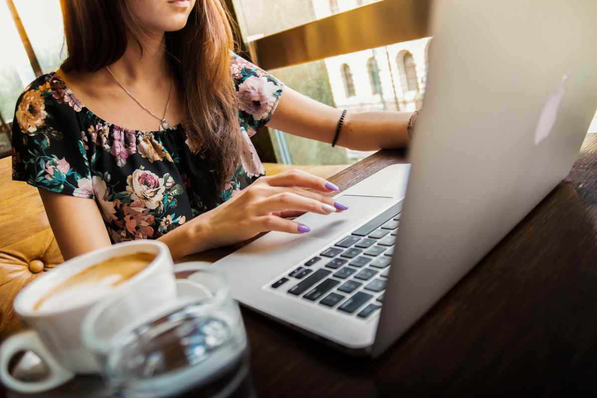 Una donna al laptop