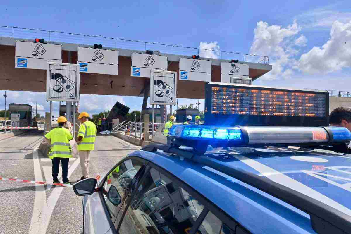 Auto polizia avvisa di un incidente