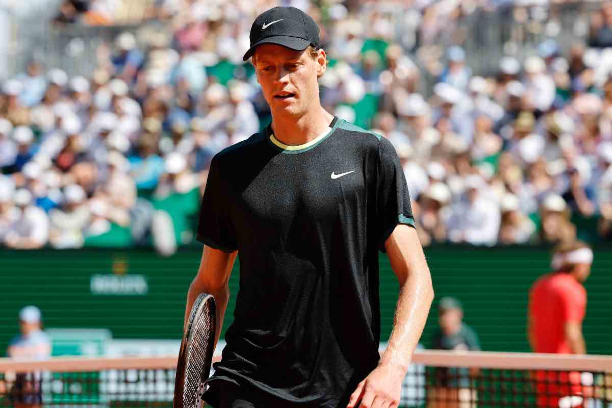 Jannik Sinner sul csmpo prima della partita in maglia e berretto blu