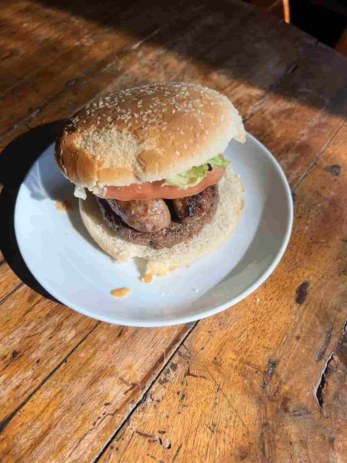 Un hamburger fatto in casa con l'aggiunta di una salciccetta