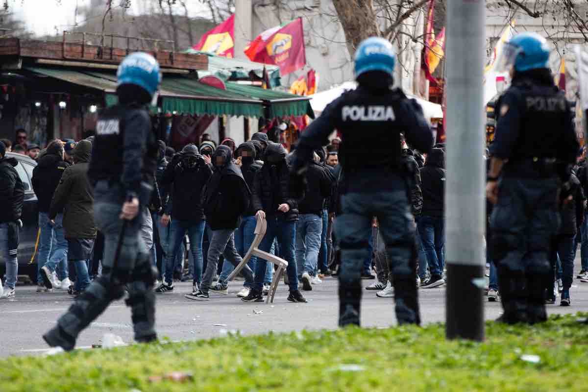 Scontri tra polizia e tifosi