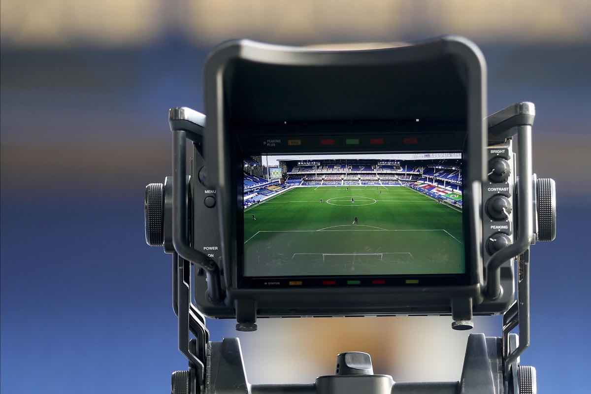 Camp di calcio inquadrato da una telecamera