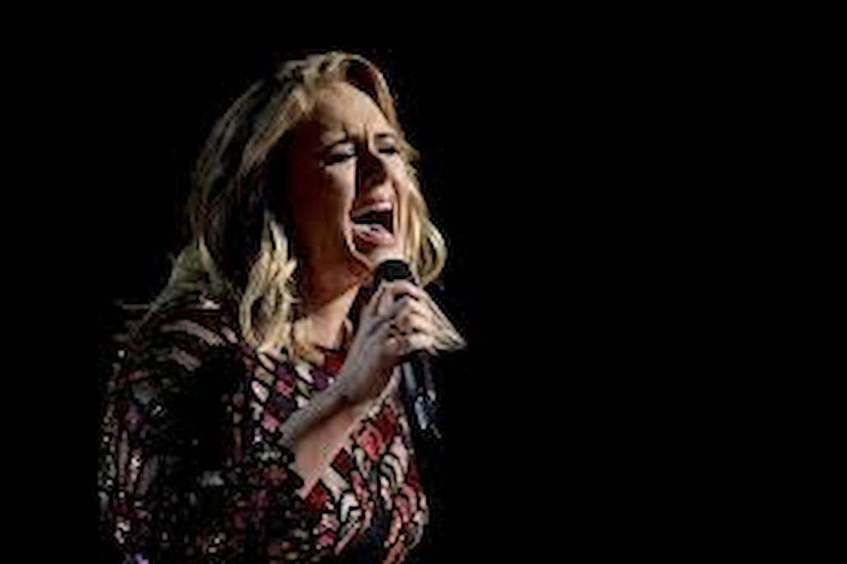 Adele canta