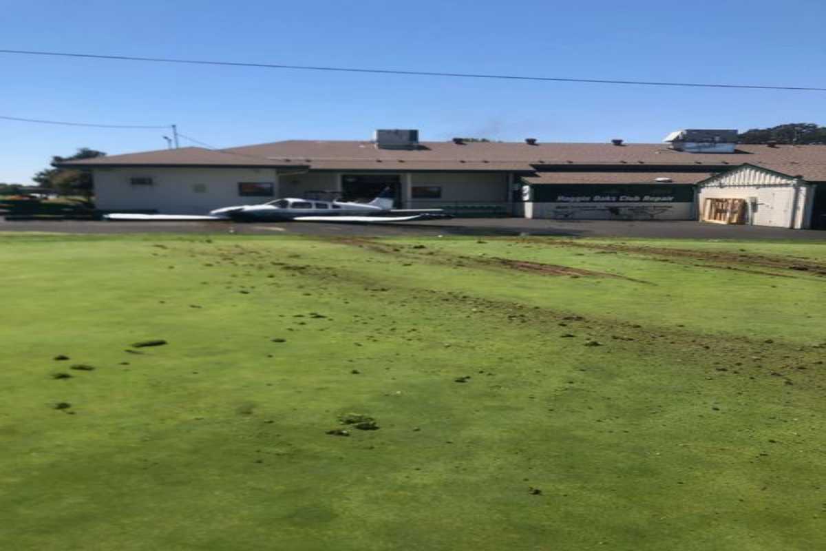 L'aereo dopo essere precipitato sul campo da golf 