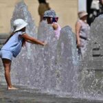 Bambini si bagnano in una fontana