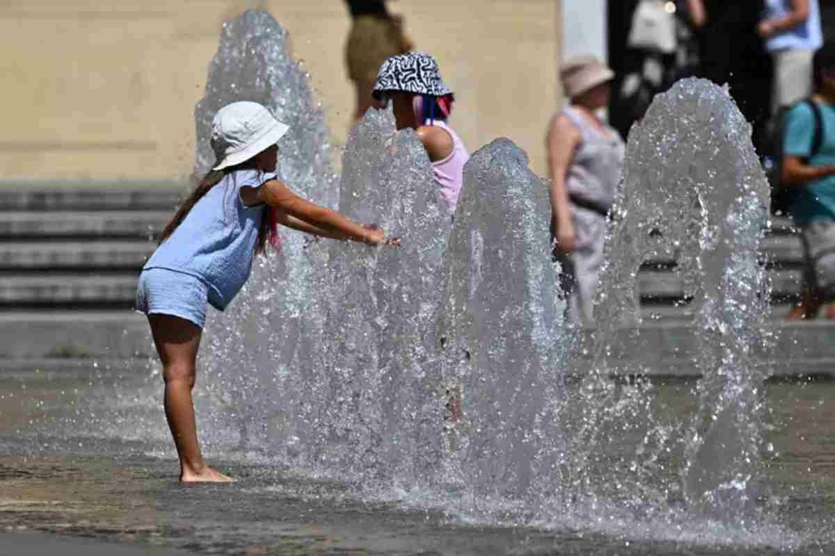 Bambini si bagnano in una fontana