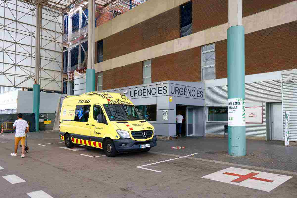 Ambulanza fuori l'ospedale