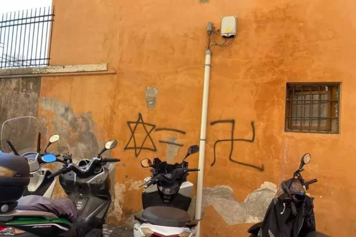 Una scritta antisemita su un muro