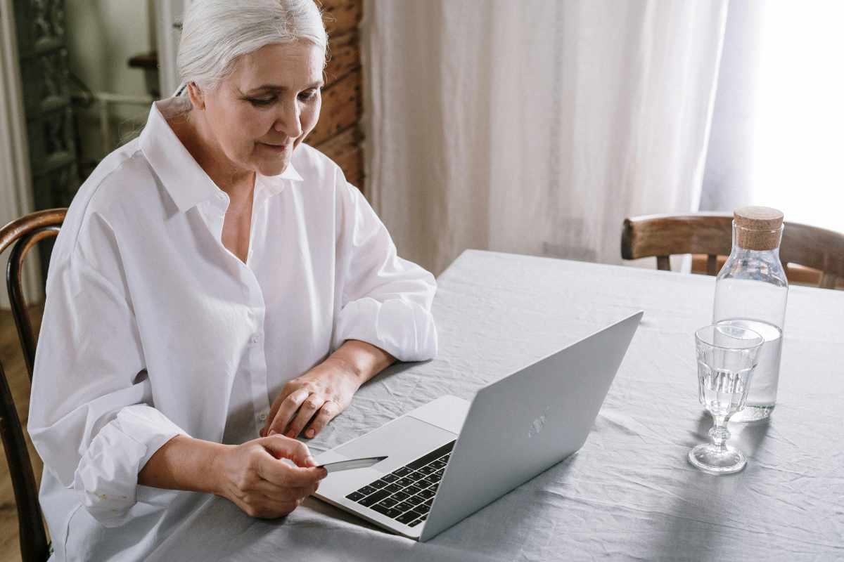 Donna anziana con il computer