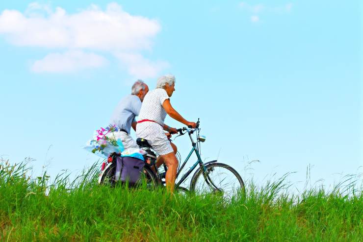 Due anziani in bici