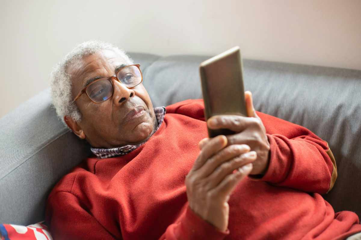 Anziano che guarda il telefonino