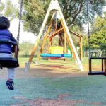 Un bambino in un parco giochi