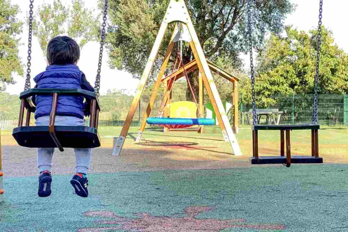 Un bambino in un parco giochi