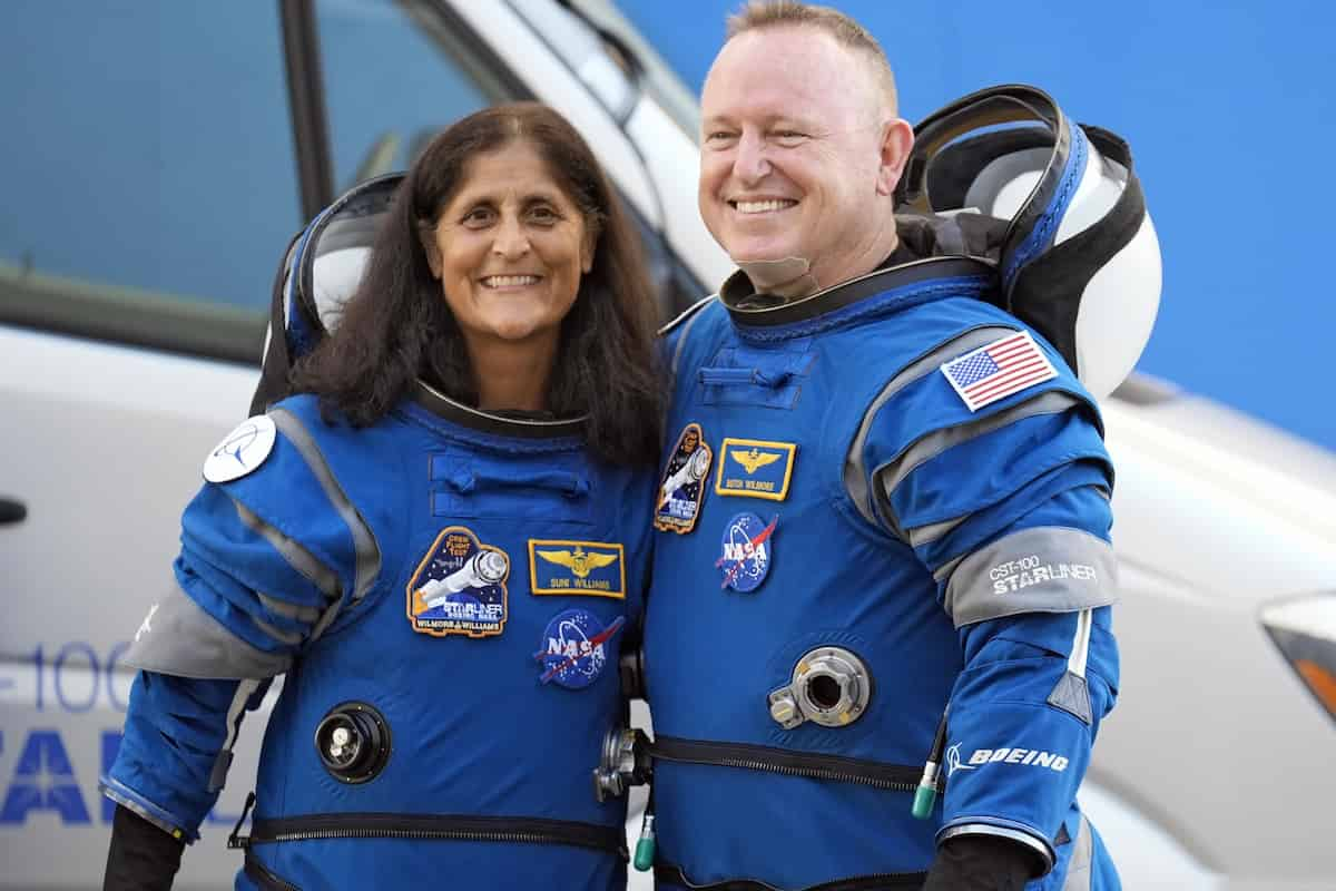 Butch Wilmore e Suni Williams astronu<ti prima della partenza nello spazio