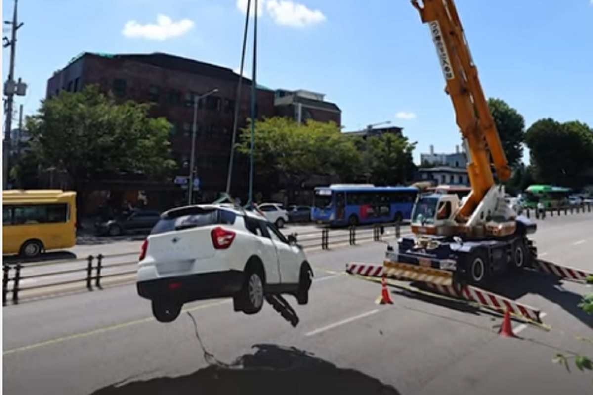 L'auto nella voragine a Seoul