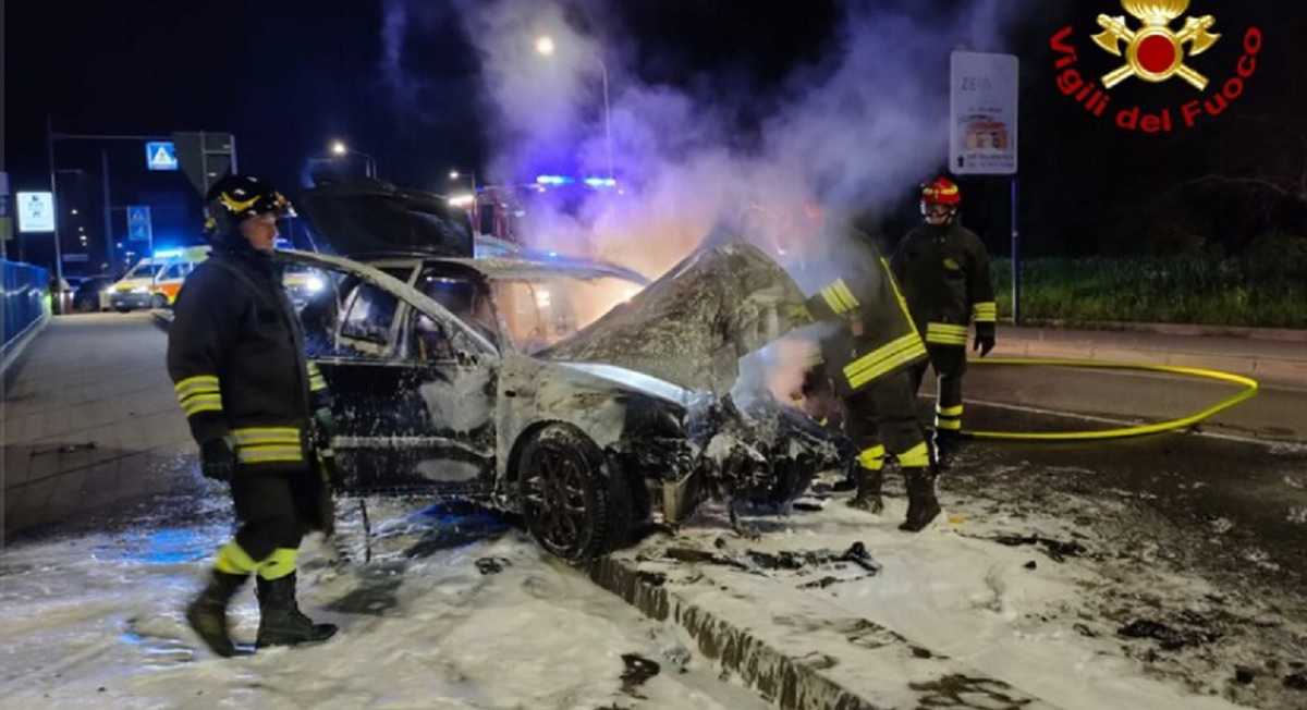 Auto esce di strada e prende fuoco, morto carbonizzato il 21enne alla guida