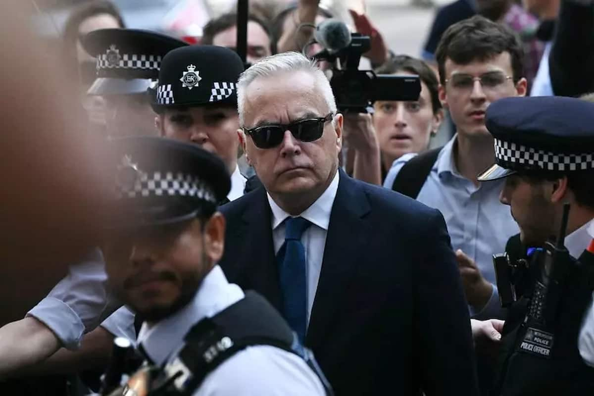 Huw Edwards, star della BBCcircordato da poliziotti sta per entrare in tribunale a Londra