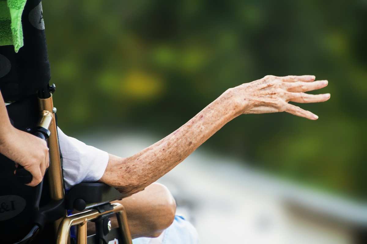 Braccio di una donna anziana