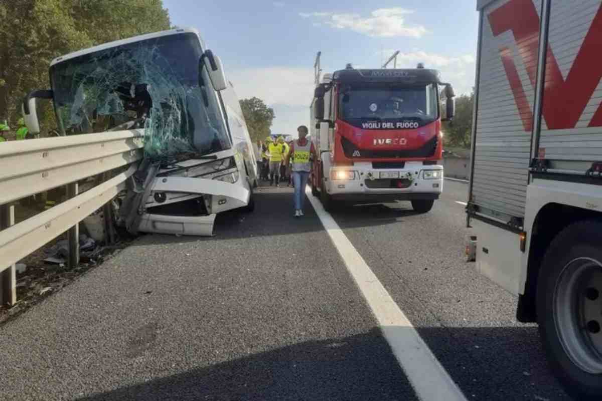 Il bus finito contro il guardrail nei pressi di Arezzo