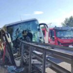 Il bus finito contro il guardrail nei pressi di Arezzo